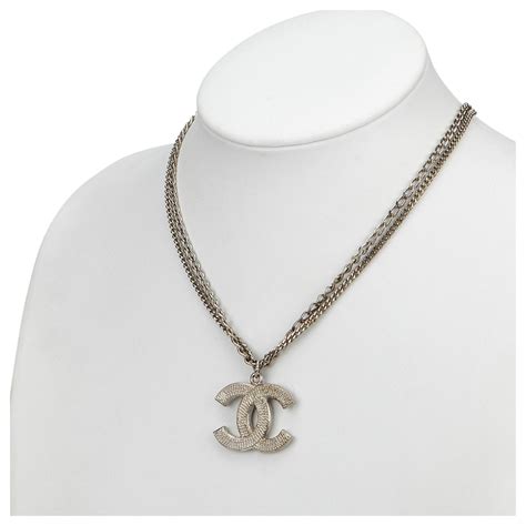 Collier Chanel Femme .